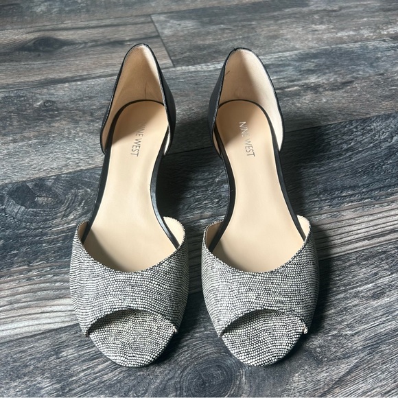 Nine West Women's Black and Cream Peep Toe Flats Size 7.5 - Picture 2 of 9